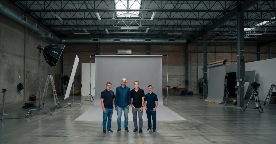 Jeff Dean en medeoprichters van AI-start-up Discovery Loop poseren voor een fotoshoot