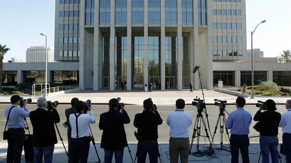 Camera- en nieuwsteams verzamelen zich voor de rechtbank van Clark County in Las Vegas