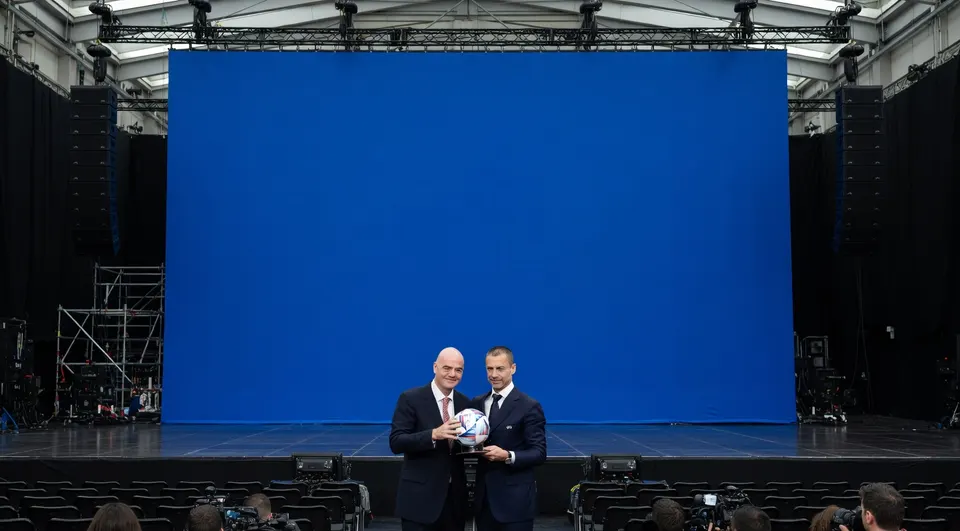 Gianni Infantino en UEFA-voorzitter Aleksander Čeferin op een podium