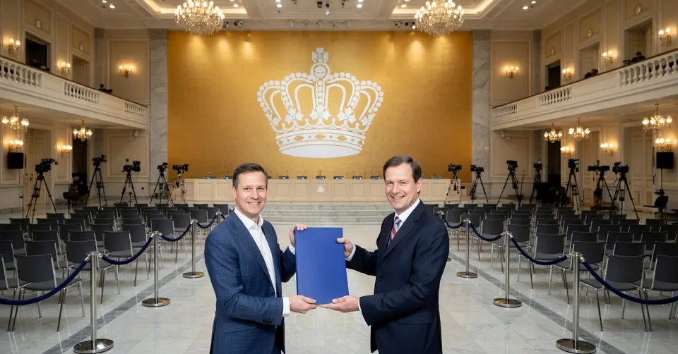 Twee mannen houden samen een document vast in een zaal