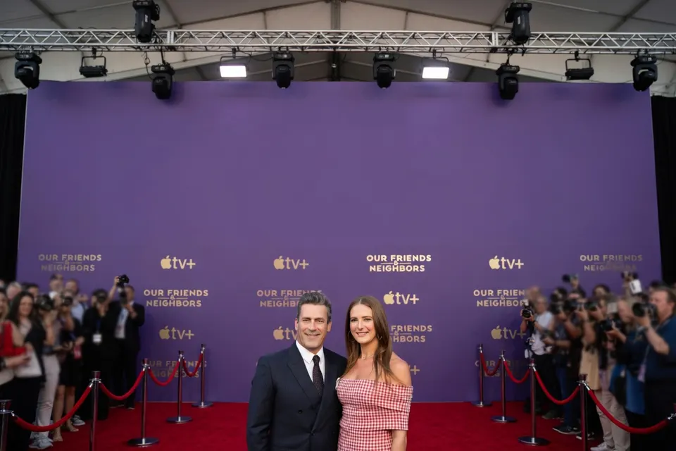 Jon Hamm en Anna Osceola samen op de rode loper