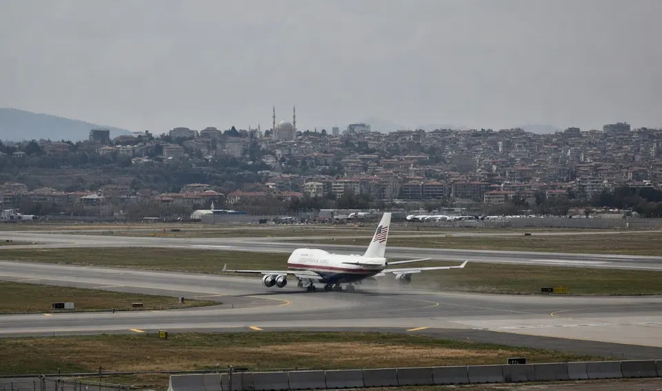 Militair vliegtuig op de luchthaven van Ankara na Trumps geheime vertrek uit Turkije
