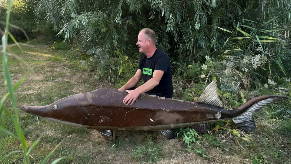 Magneetvisser Gerbert van der Stelt met de teruggevonden ijzeren steur
