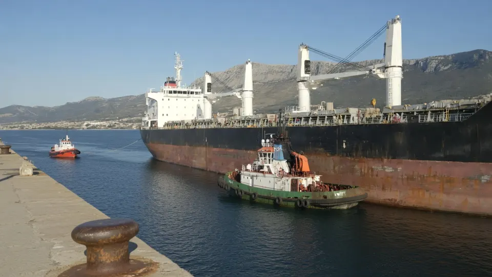 Vrachtschip in de haven van Mokka, bij de Straat van Bab-el-Mandeb