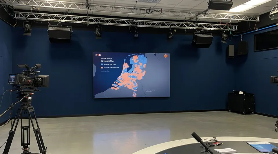Op een scherm wordt een kaart van Nederland met gemeenten getoond