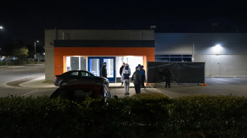Demonstranten bij de tijdelijke nachtopvang voor asielzoekers in Surhuisterveen