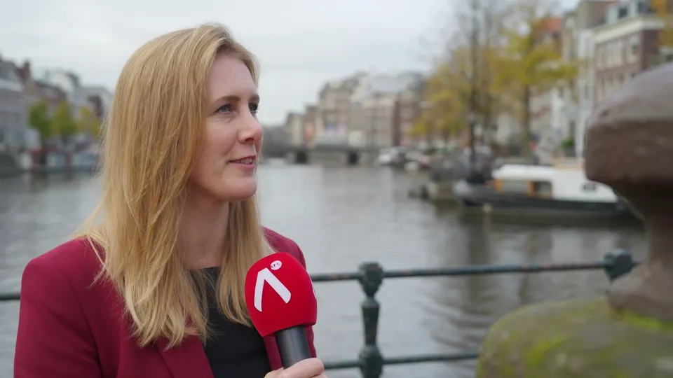 Wethouder Melanie van der Horst in Amsterdam aan het IJ