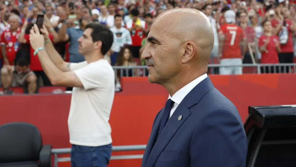 Roberto Martínez staat langs de zijlijn tijdens een voetbalwedstrijd