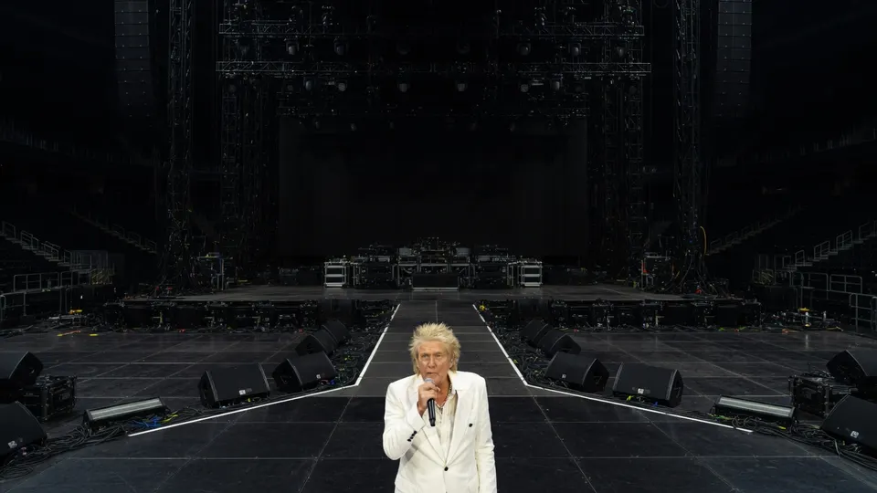 Rod Stewart staat op het podium tijdens een concert