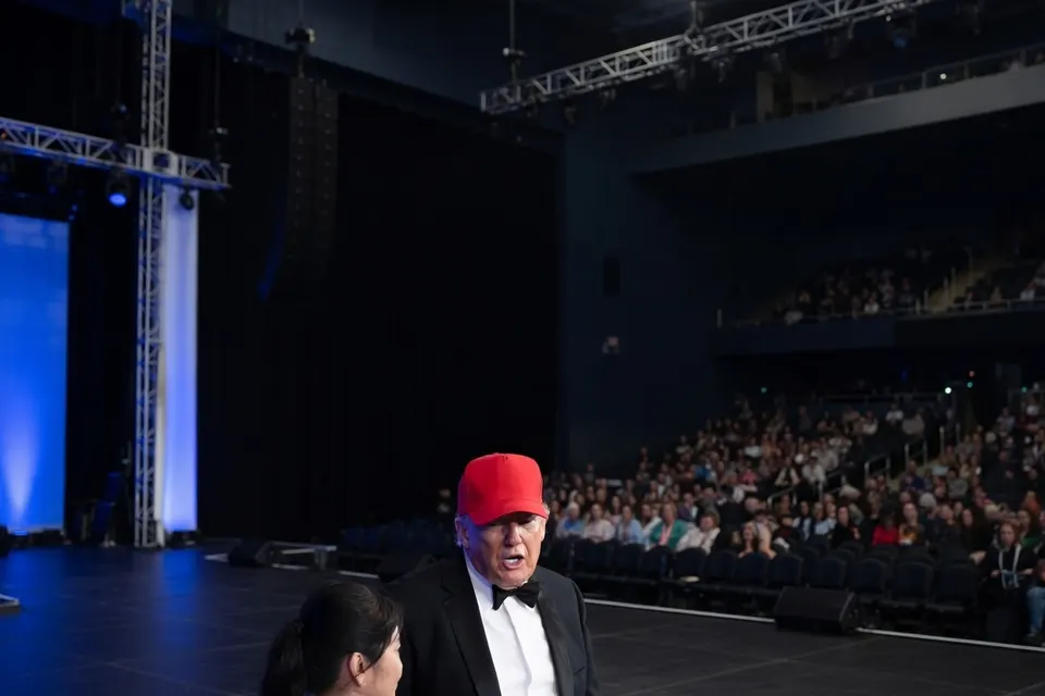 Donald Trump spreekt in een volle zaal over een mogelijke derde termijn als president