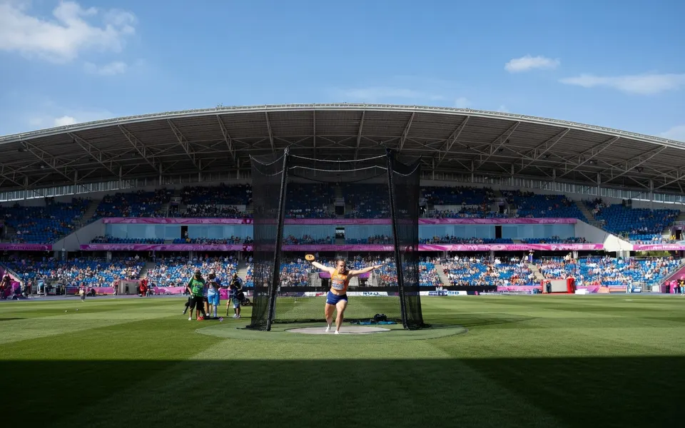 Jorinde van Klinken werpt de discus tijdens de kwalificatie bij de EK atletiek in Birmingham