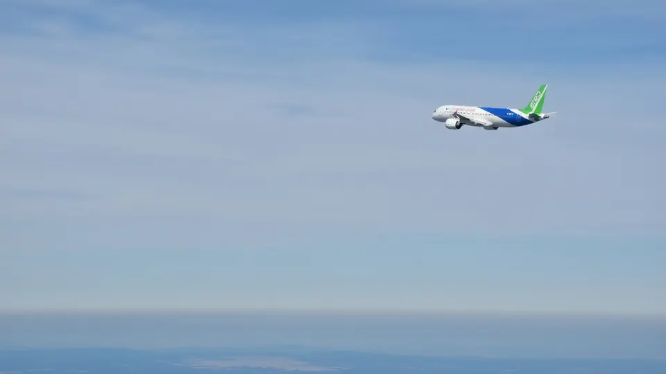 Een Chinese C919 vliegt boven zee tijdens zijn eerste internationale vlucht naar Mongolië