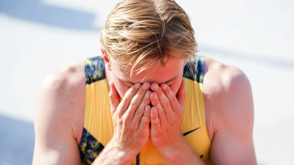 Niels Laros heeft pijn aan zijn achillespees tijdens een atletiekwedstrijd