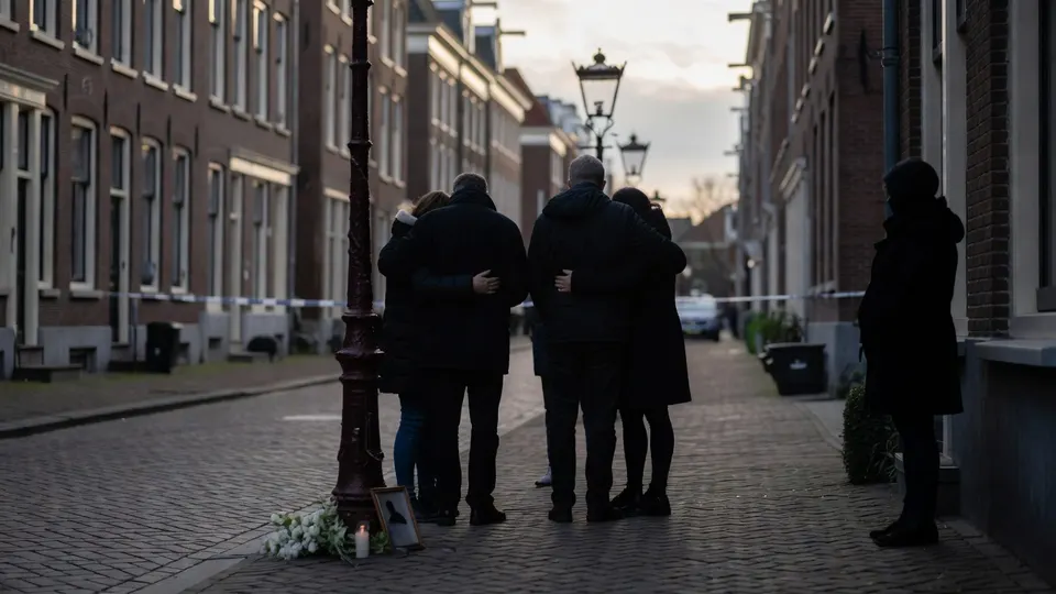 Mensen staan stil bij de woning in Den Haag waar Yakaira werd doodgeschoten