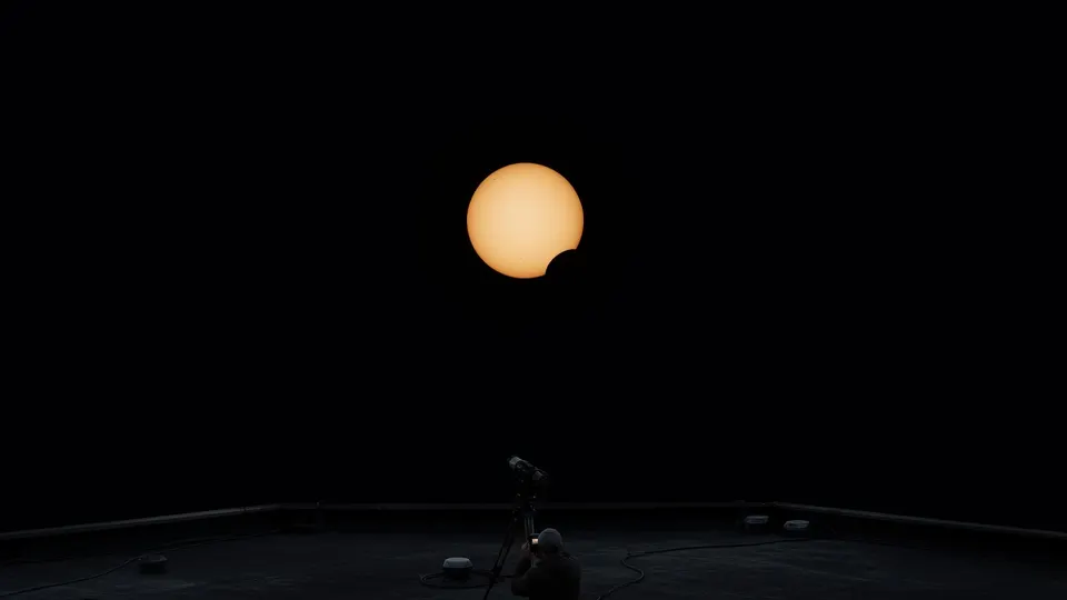 De maan schuift voor de zon tijdens de gedeeltelijke zonsverduistering boven Nederland