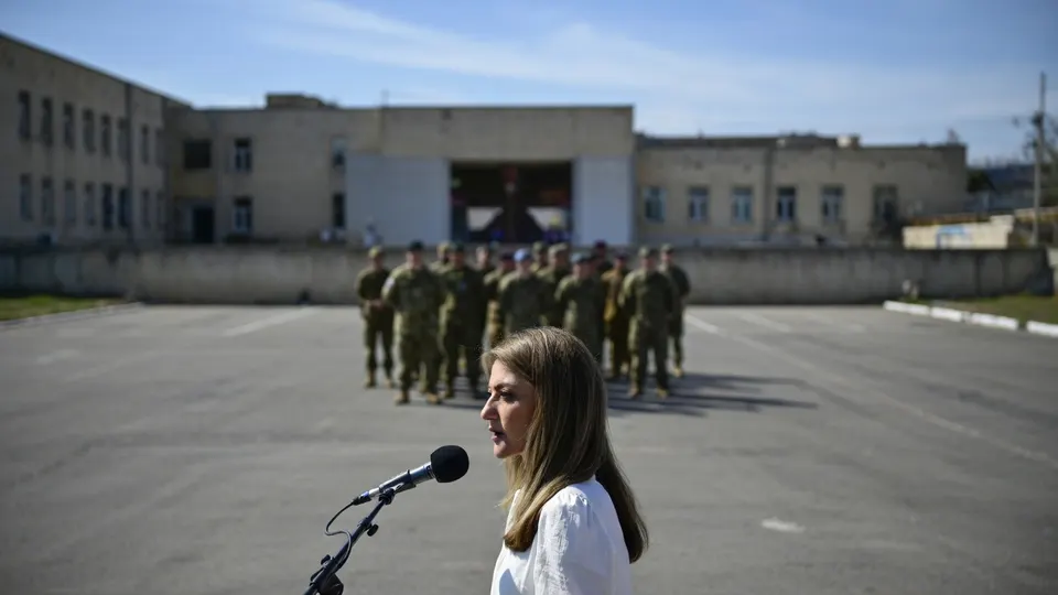 Minister Dilan Yesilgöz van Defensie spreekt militairen toe op een militair terrein