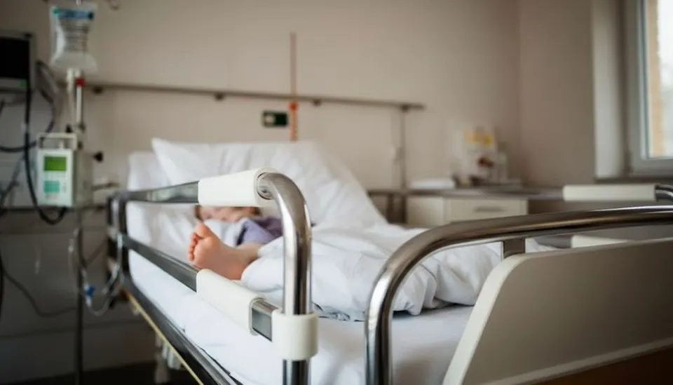 Een kind met vanishing white matter wordt behandeld in een ziekenhuisbed