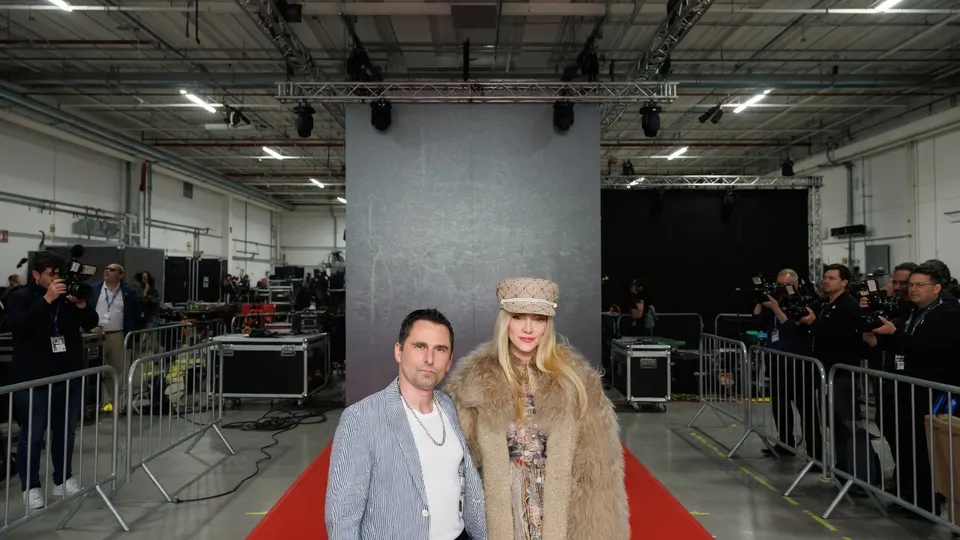 Matt Bellamy en Elle Evans bij een evenement