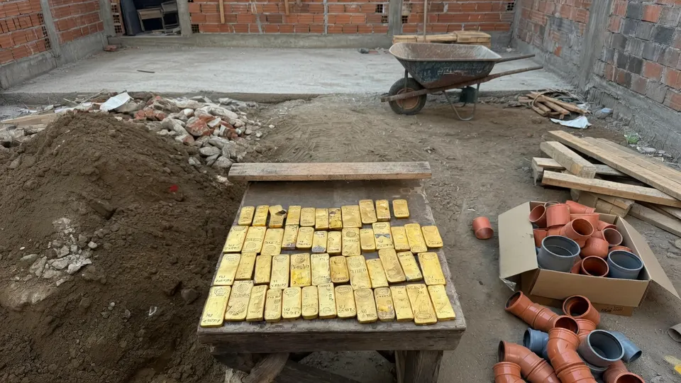 Meer dan 40 goudstaven liggen uitgestald tijdens renovatiewerkzaamheden in een kelder in Sint-Gillis-Dendermonde