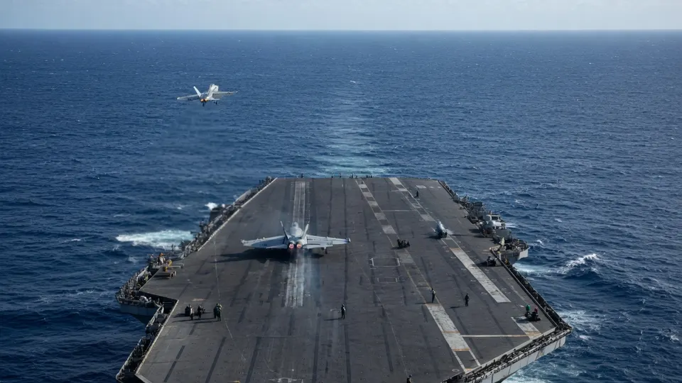 Het Amerikaanse vliegdekschip USS Abraham Lincoln vaart op zee tijdens een langdurige missie.