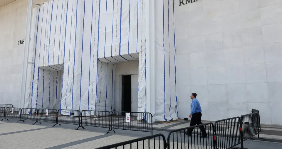Medewerker loopt langs de gevel van het Kennedy Center in Washington
