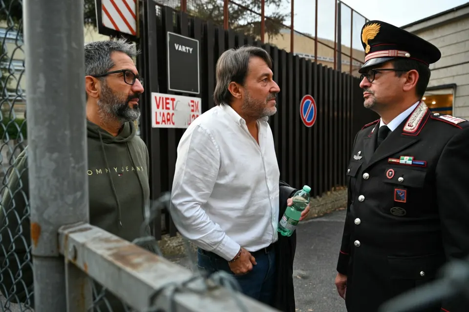 Valter Lavitola en Sigfrido Ranucci spreken met een Italiaanse politieofficier