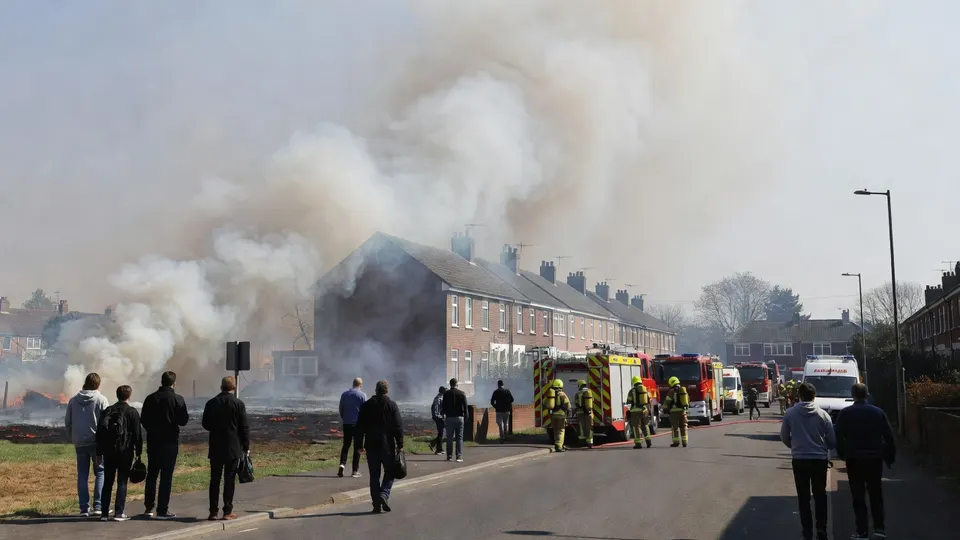 Brandweerlieden bestrijden een natuurbrand in Stourbridge, waar inwoners zijn geëvacueerd
