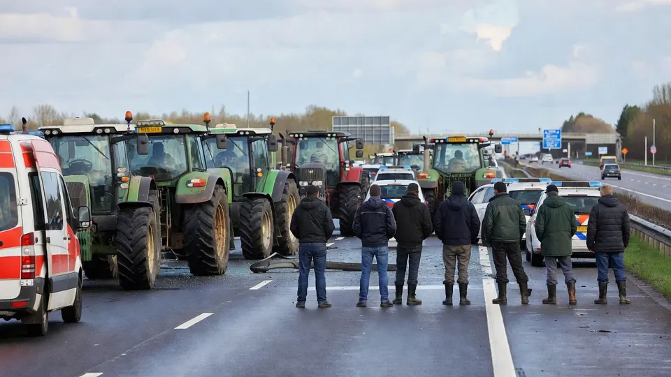 Boeren blokkeren met tractoren een snelweg na een dodelijke botsing