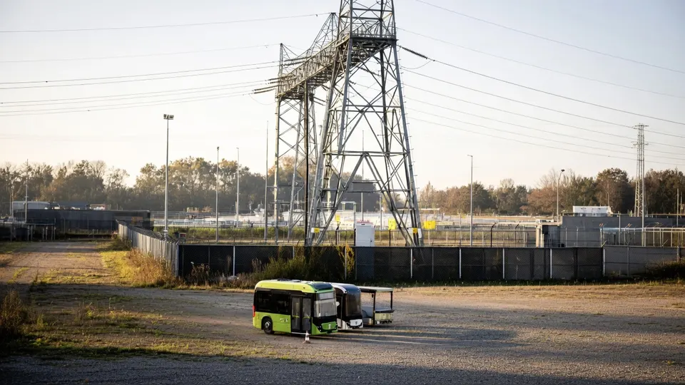 Twee elektrische bussen van Ebusco staan op een terrein