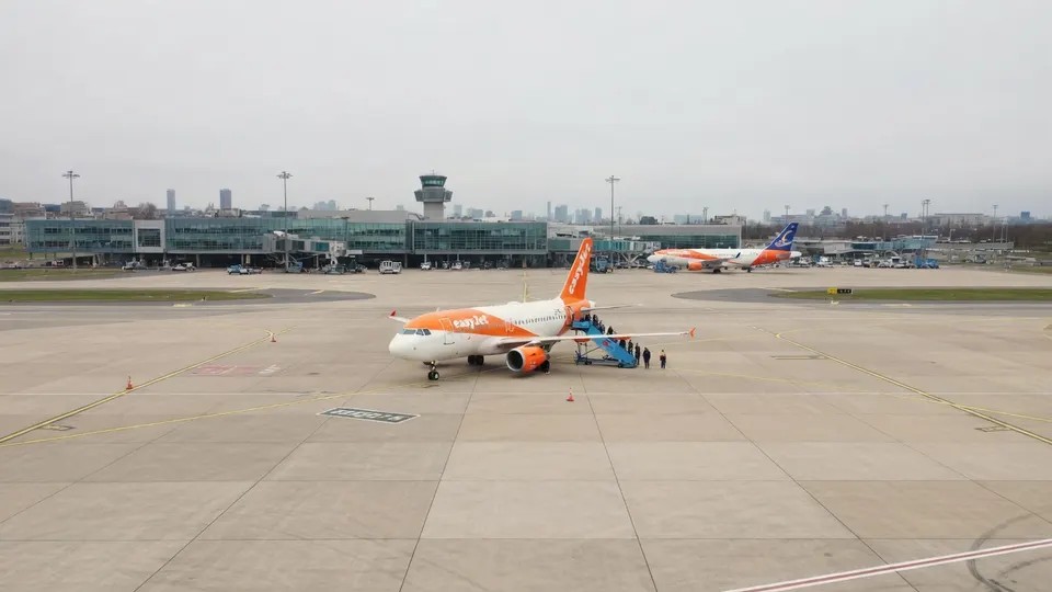 Een easyJet-vliegtuig op de luchthaven, waar dit weekend vluchten in Frankrijk worden geschrapt vanwege stakingen