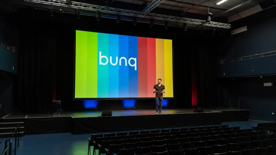 Ali Niknam presenteert Bunq tijdens een evenement