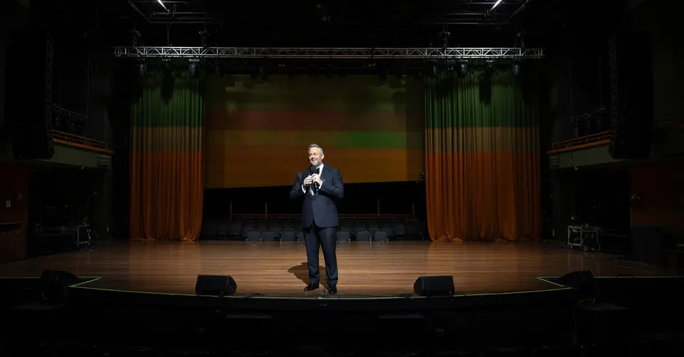 Nate Bargatze treedt op tijdens zijn Big Dumb Eyes-tour