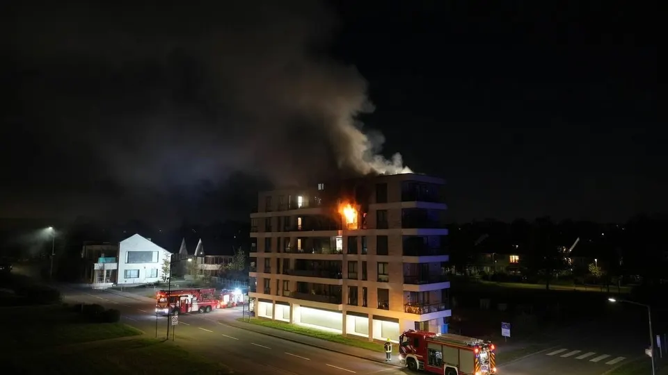 Brandweer bestrijdt een grote brand in een flat aan de Koning Willem-Alexanderlaan in Oosterhout