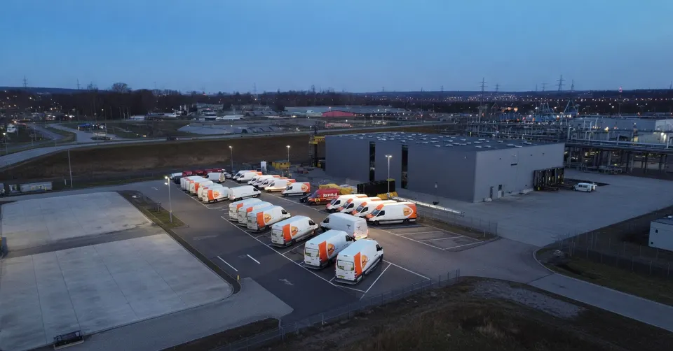 PostNL-bestelwagens staan geparkeerd bij een distributiecentrum