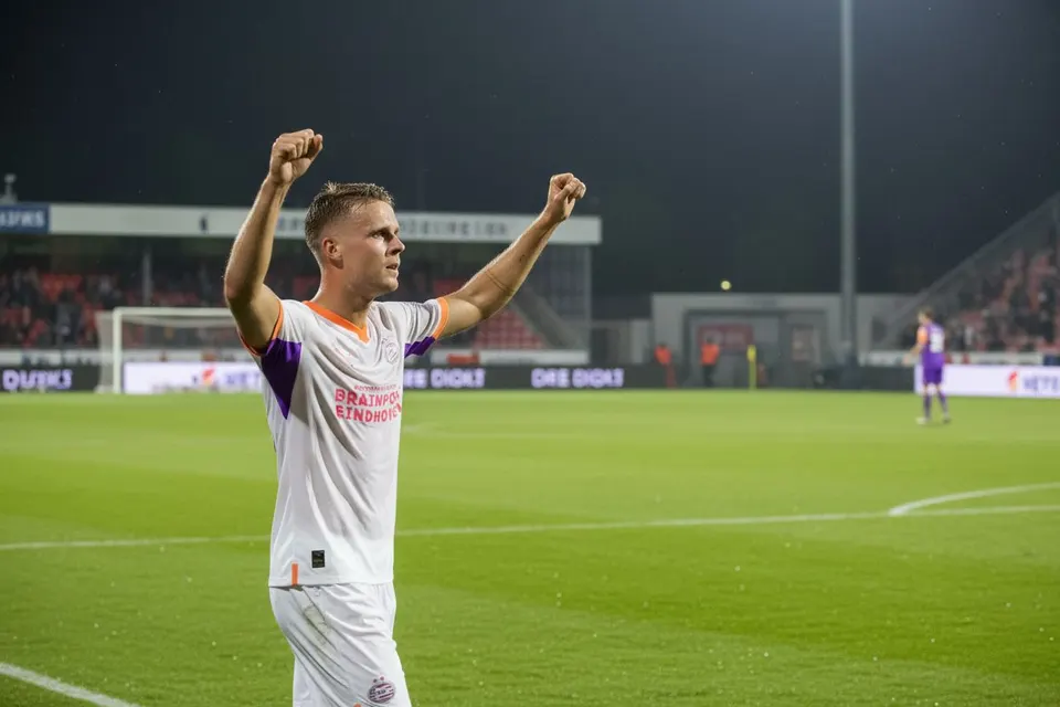 Joey Veerman viert een doelpunt in het shirt van PSV