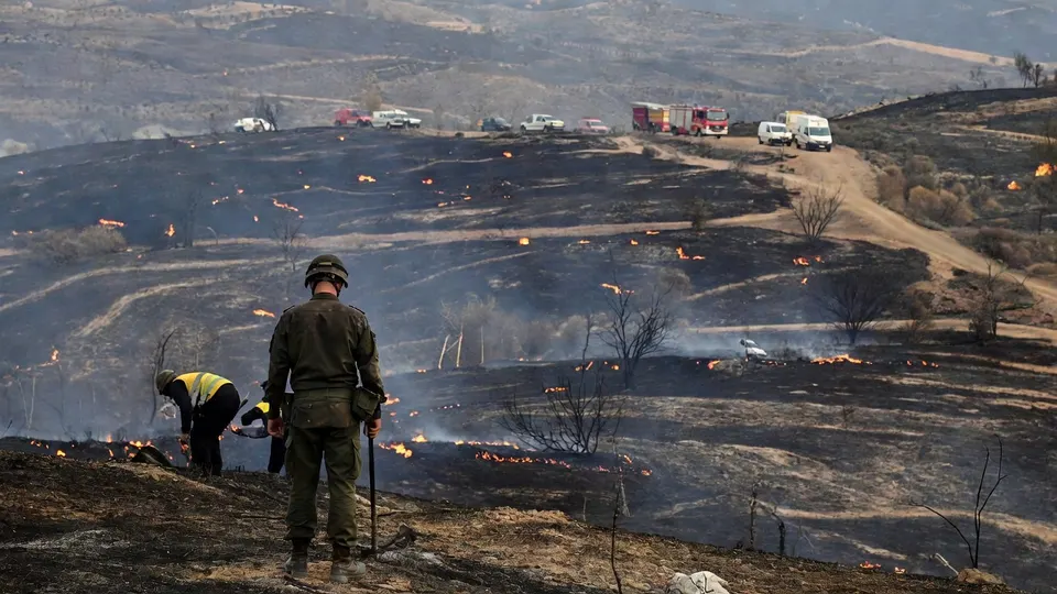 Brandweerlieden bestrijden een natuurbrand in de Spaanse regio Aragón