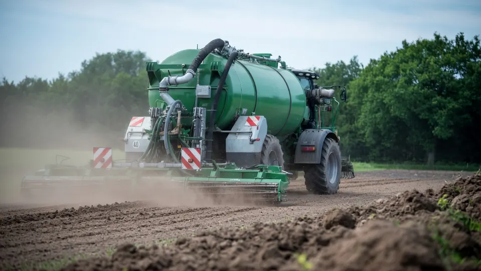 Een landbouwmachine bewerkt een akker