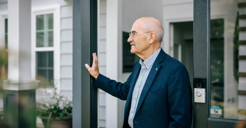 Bedenker Henk Geene bij de voordeur