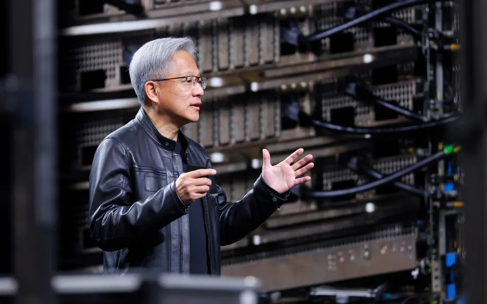 Nvidia-topman Jensen Huang bij een datacenter met servers