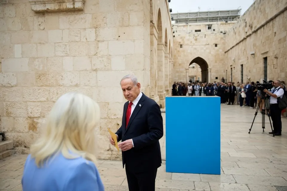 De Israëlische premier Benjamin Netanyahu bij de Westelijke Muur in Jeruzalem