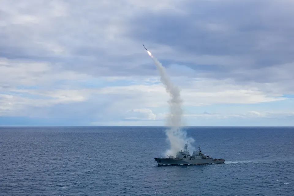 Een marineschip vuurt een Tomahawk-kruisraket af boven zee