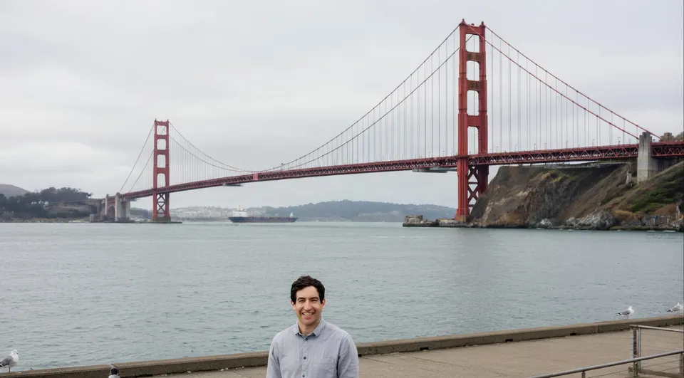 Relay-oprichter Jacob Bank bij de Golden Gate Bridge in San Francisco