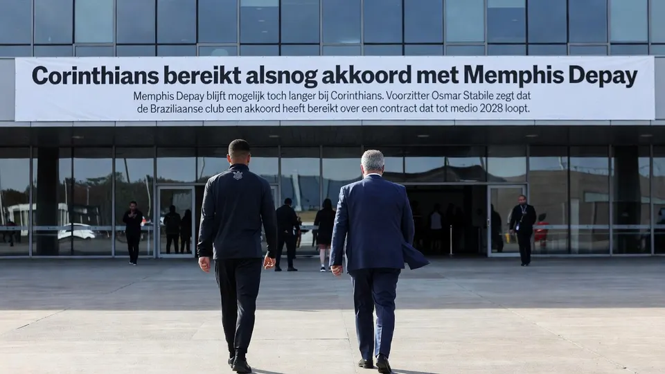 Op het trainingscomplex van Corinthians hangt een banner over het akkoord met Memphis Depay