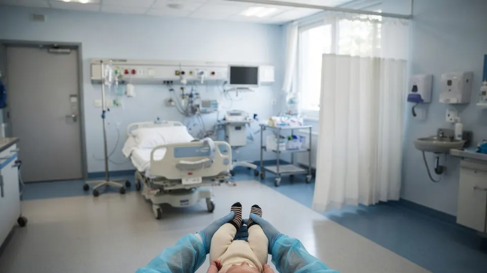 Zicht op een ziekenhuisbed en medische apparatuur op een intensivecareafdeling