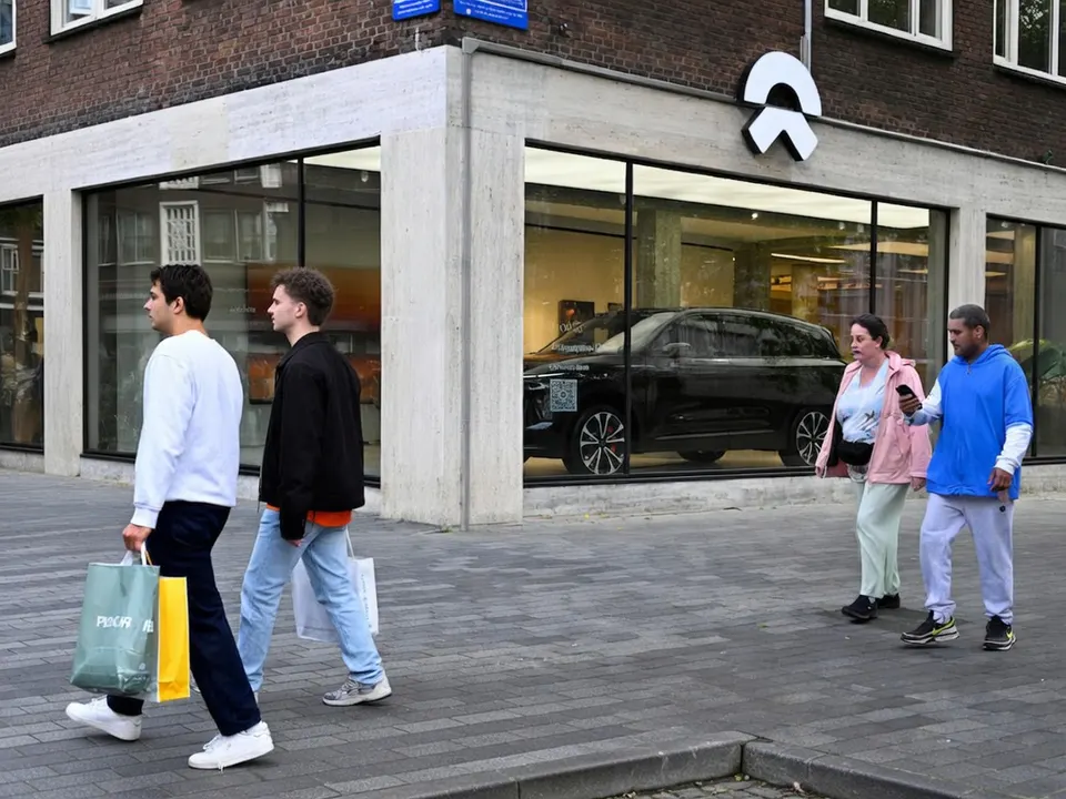 Een NIO-auto staat in een showroom, een van de Chinese automerken die Univé beperkt verzekert