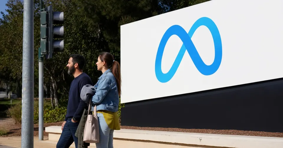 Meta-logo op het hoofdkantoor van het bedrijf in Californië