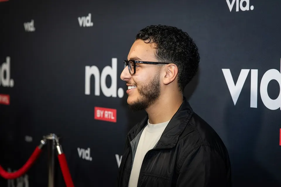 Acteur Marouane Meftah bij de première van een film of serie