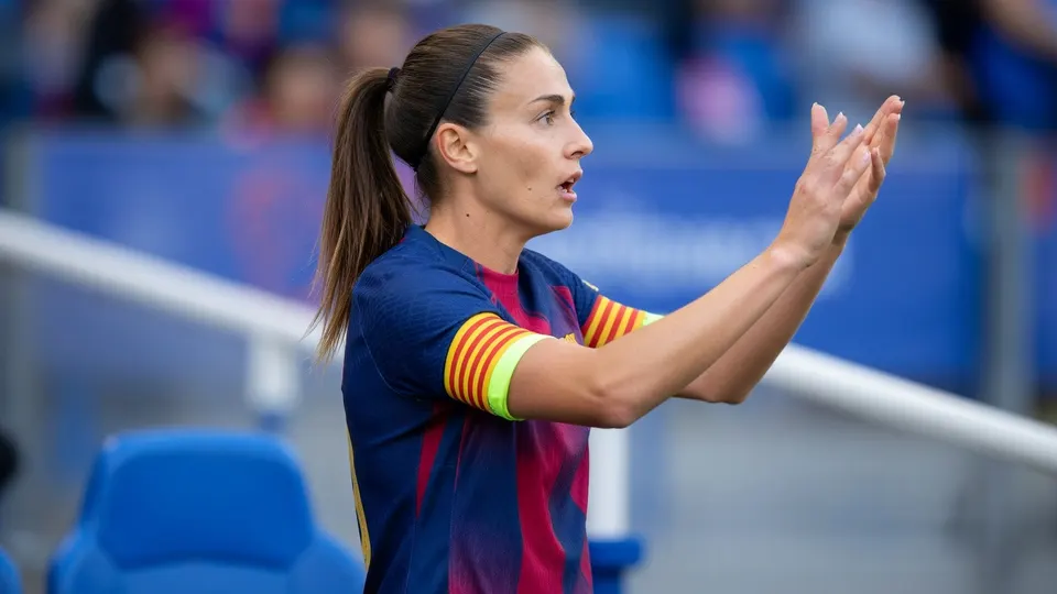Een speelster van de Spaanse vrouwencompetitie Liga F klapt langs de zijlijn