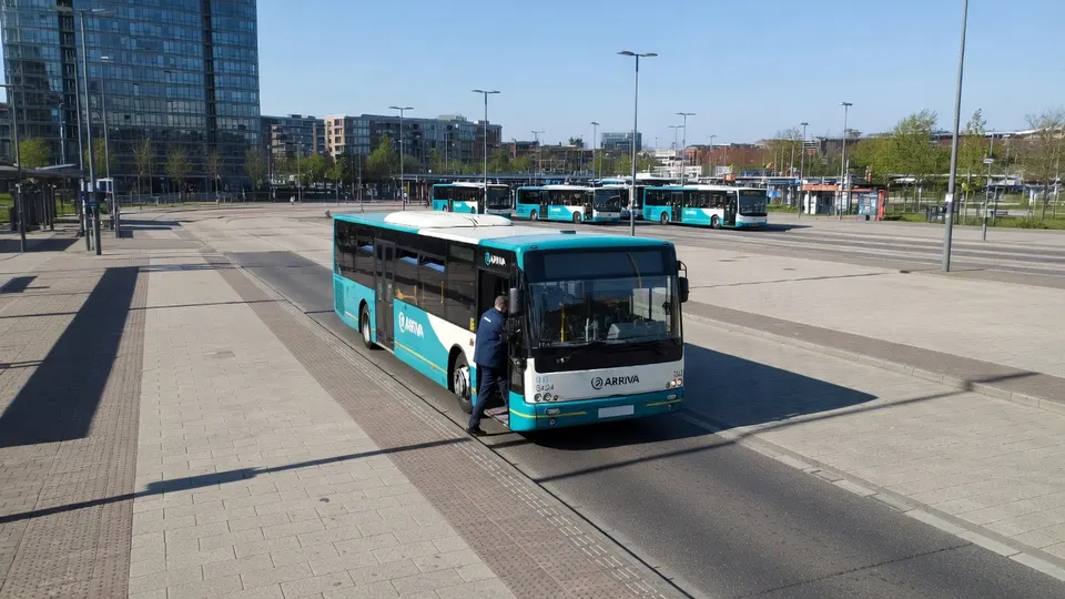 Een Arriva-bus op een busstation, zoals die van de mishandelde chauffeur in Eijsden