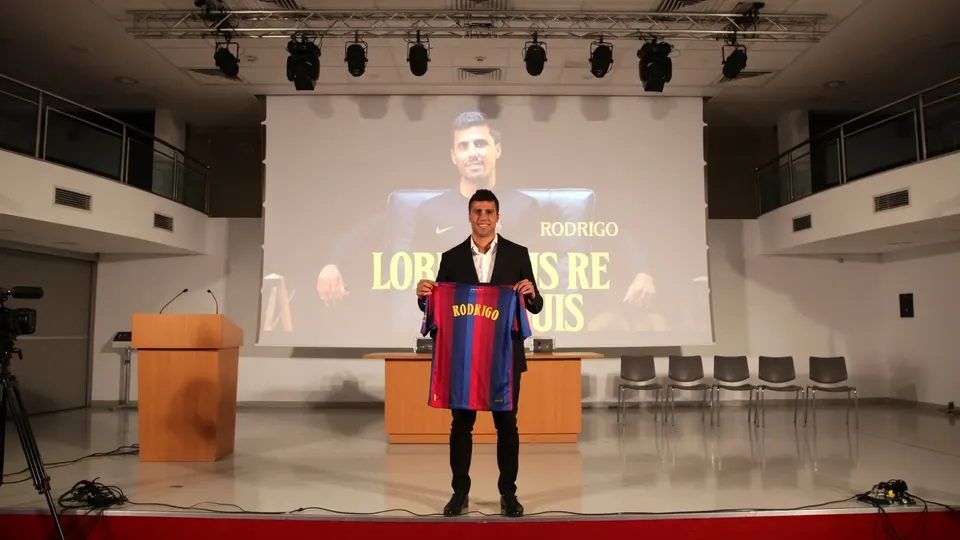 Rodri poseert met het shirt van FC Barcelona tijdens zijn presentatie